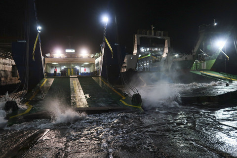 Sejumlah kapal yang sandar menyalakan lampu untuk membantu pencarian korban KMP Tunu Pratama Jaya yang tenggelam di Selat Bali, Banyuwangi, Jawa Timur, Kamis (3/7/2025). Foto: Budi Candra Setya/ANTARA FOTO