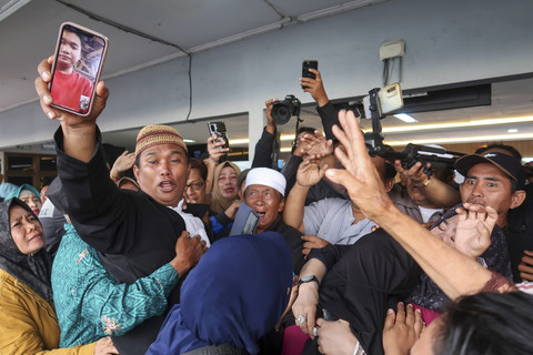 Keluarga menunjukan panggilan video dengan anaknya yang menjadi korban selamat tenggelamnya KMP Tunu Pratama Jaya di posko pengaduan di Pelabuhan Ketapang, Banyuwangi, Jawa Timur, Kamis (3/7/2025). Foto: Budi Candra Setya/ANTARA FOTO