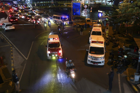 Sejumlah mobil ambulan disiagakan untuk membawa korban KMP Tunu Pratama Jaya yang tenggelam di Selat Bali, Banyuwangi, Jawa Timur, Kamis (3/7/2025).  Foto: Budi Candra Setya/ANTARA FOTO