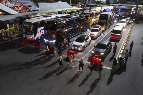 Sejumlah kendaraan roda empat antre memasuki kapal di Pelabuhan Ketapang, Banyuwangi, Jawa Timur, Kamis (3/7/2025). Foto: Budi Candra Setya/ANTARA FOTO