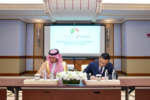 Penandatangan nota kesepakatan pengembangan teknologi energi bersih Pertamina dan ACWA Power di Arab Saudi, Rabu (2/7). Foto: Dok. Pertamina