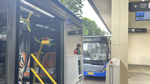 Bus TransJabodetabek B25 rute baru Bekasi-Dukuh Atas di Halte TransJ Galunggung, Jakarta Selatan, Kamis (3/7/2025). Foto: Nasywa Athifah/kumparan