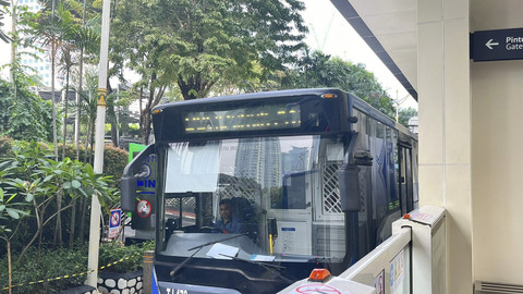 Bus TransJabodetabek B25 rute baru Bekasi-Dukuh Atas di Halte TransJ Galunggung, Jakarta Selatan, Kamis (3/7/2025). Foto: Nasywa Athifah/kumparan