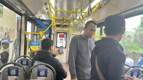 Bus TransJabodetabek B25 rute baru Bekasi-Dukuh Atas di Halte TransJ Galunggung, Jakarta Selatan, Kamis (3/7/2025). Foto: Nasywa Athifah/kumparan