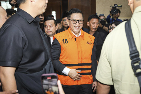 Terdakwa kasus dugaan perintangan penyidikan kasus korupsi Harun Masiku, Hasto Kristiyanto berjalan masuk ruang sidang saat bersiap menjalani sidang lanjutan di Pengadilan Tipikor, Jakarta, Kamis (3/7/2025). Foto: Iqbal Firdaus/kumparan