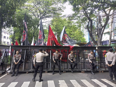 Sejumlah petugas kepolisian berjaga saat sidang lanjutan terdakwa kasus dugaan perintangan penyidikan kasus korupsi Harun Masiku, Hasto Kristiyanto di Pengadilan Tipikor, Jakarta, Kamis (3/7/2025). Foto: Rayyan Farhansyah/kumparan