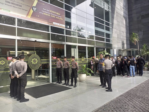Sejumlah petugas kepolisian berjaga saat sidang lanjutan terdakwa kasus dugaan perintangan penyidikan kasus korupsi Harun Masiku, Hasto Kristiyanto di Pengadilan Tipikor, Jakarta, Kamis (3/7/2025). Foto: Rayyan Farhansyah/kumparan