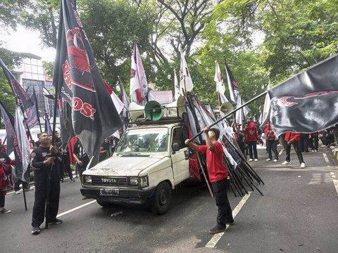 Sejumlah petugas kepolisian berjaga saat sidang lanjutan terdakwa kasus dugaan perintangan penyidikan kasus korupsi Harun Masiku, Hasto Kristiyanto di Pengadilan Tipikor, Jakarta, Kamis (3/7/2025). Foto: Rayyan Farhansyah/kumparan