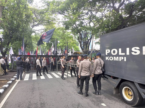Sejumlah petugas kepolisian berjaga saat sidang lanjutan terdakwa kasus dugaan perintangan penyidikan kasus korupsi Harun Masiku, Hasto Kristiyanto di Pengadilan Tipikor, Jakarta, Kamis (3/7/2025). Foto: Rayyan Farhansyah/kumparan