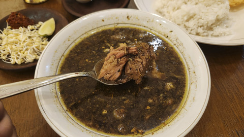 Rawon makanan khas Jawa Timur di rumah makan Rawon Manten Jatinegara. Foto: Azalia Amadea/kumparan