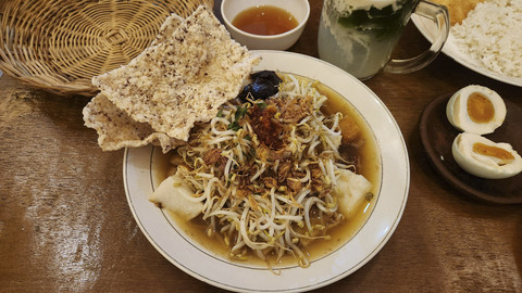 Lontong balap khas Jawa Timur di rumah makan Rawon Manten Jatinegara. Foto: Azalia Amadea/kumparan