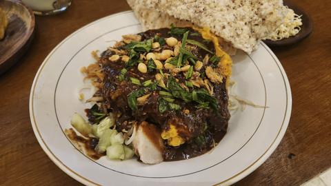 Tahu telor khas Jawa Timur di rumah makan Rawon Manten Jatinegara. Foto: Azalia Amadea/kumparan