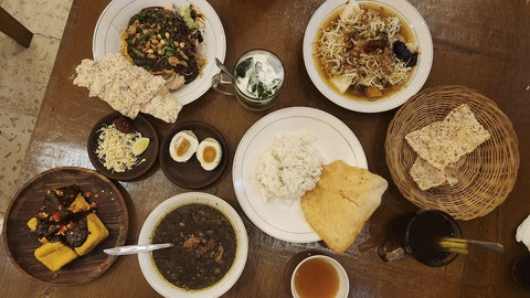 Aneka makanan khas Jawa Timur di rumah makan Rawon Manten Jatinegara. Foto: Azalia Amadea/kumparan