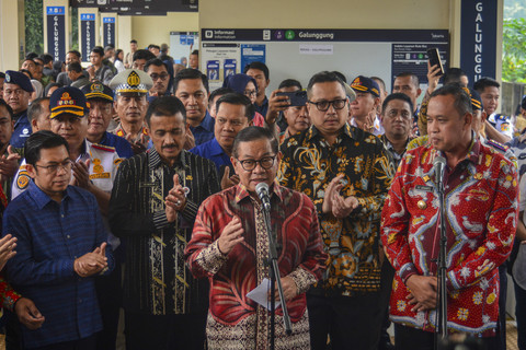 Gurbernur DKI Jakarta Pramono Anung (tengah) bersama Wali Kota Bekasi Tri Adhianto Tjahyono (kanan) memberikan keterangan saat peluncuran Transjabodetabek rute Terminal Bekasi - Galanggung di Halte Bus Transjakarta Galunggung, Kamis (3/7/2025). Foto: Fathul Habib Sholeh/ANTARA FOTO