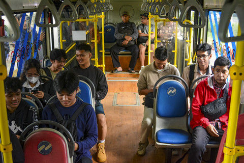 Penumpang Transjakarta menunggu keberangkatan bus jurusan Terminal Bekasi - Galanggung di Halte Bus Transjakarta Galunggung, Kamis (3/7/2025). Foto: Fathul Habib Sholeh/ANTARA FOTO