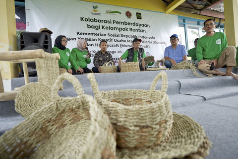 Pelatihan kerajinan tangan oleh Kemensos kepada penerima bansos di Kulon Progo, Yogyakarta pada 28-30 Juni 2025.  Foto: Dok. Kemensos