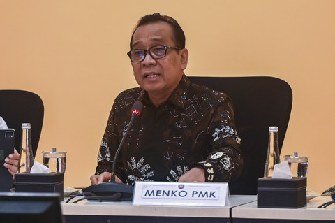 Menko Bidang Pembangunan Manusia dan Kebudayaan Pratikno (tengah) bersama Menteri Kesehatan Budi Gunadi Sadikin dan Menteri Pendidikan Dasar dan Menengah Abdul Mu'ti membuka rapat koordinasi tingkat menteri di Jakarta, Kamis (3/7/2025). Foto: Rivan Awal Lingga/ANTARA FOTO