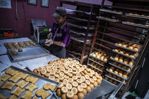 Pekerja memotong roti di industri rumahan Super Roti, Gayamsari, Semarang, Jawa Tengah, Kamis (3/7/2025). Foto: Aprillio Akbar/ANTARA FOTO