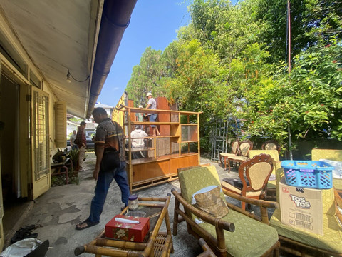 Proses pengosongan rumah oleh warga Tegal Lempuyangan, Yogya, Kamis (3/7). Foto: Pandangan Jogja/Resti Damayanti