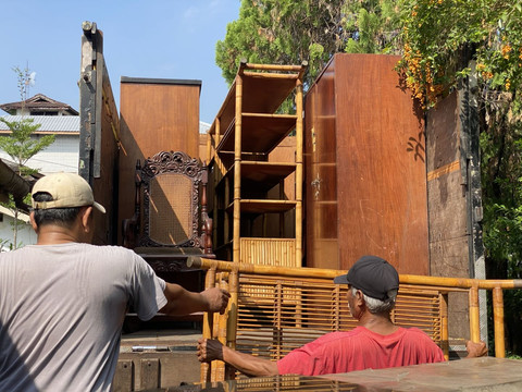 Proses pengosongan rumah oleh warga Tegal Lempuyangan, Yogya, Kamis (3/7). Foto: Pandangan Jogja/Resti Damayanti