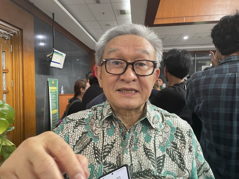 Penasihat hukum Setya Novanto, Maqdir Ismail menjawab pertanyaan wartawan saat ditemui di Pengadilan Tipikor Jakarta, Kamis (3/7/2025). Foto: Fadhil Pramudya/kumparan