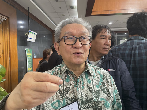 Penasihat hukum Setya Novanto, Maqdir Ismail menjawab pertanyaan wartawan saat ditemui di Pengadilan Tipikor Jakarta, Kamis (3/7/2025). Foto: Fadhil Pramudya/kumparan