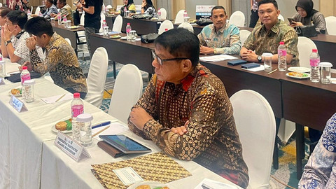 Sekretaris Daerah (Sekda) Kabupaten Bolaang Mongondow, Abdullah Mokoginta, saat mengikuti Rapat Koordinasi Wilayah (Rakorwil) Tim Percepatan Akses Daerah (TPAKD) se-Provinsi  (Sulut).