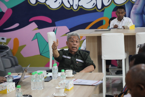 Wamensos Agus Jabo bertemu berdiskusi dengan Gubernur Papua Tengah Meki Napiwa dan Walkot Sibolga Akhmad Syukri Nazry Penarik di kantor Kemensos, Jakarta, pada Rabu (2/7/2025). Foto: Dok. Kemensos