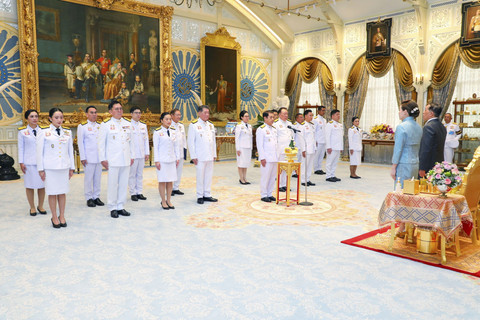 Perdana Menteri caretaker Thailand, Suriya Juangroongruangkit, memimpin kabinet baru untuk diambil sumpahnya di hadapan Raja Thailand, Maha Vajiralongkorn dan Ratu Suthida, di Aula Perumahan Amphorn Sathan, di Bangkok, Thailand, Kamis (3/7/2025). Foto: The Bureau of the Royal Household via REUTERS