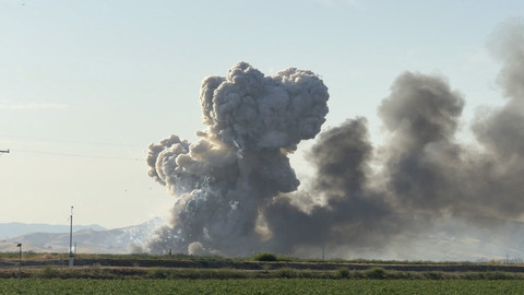 Kepulan asap membumbung tinggi menyusul ledakan di gudang penyimpanan kembang api di Esparto, California, Amerika Serikat, Selasa (1/7/2025). Foto: Hudson Sheats via REUTERS