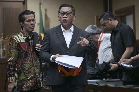 Terdakwa kasus dugaan suap pergantian antarwaktu (PAW) untuk anggota DPR Harun Masiku dan perintangan penyidikan, Hasto Kristiyanto (kedua kiri) berbicara usai sidang pembacaan tuntutan di Pengadilan Tipikor, Jakarta, Kamis (3/7/2025). Foto: Bayu Pratama S/ANTARA FOTO