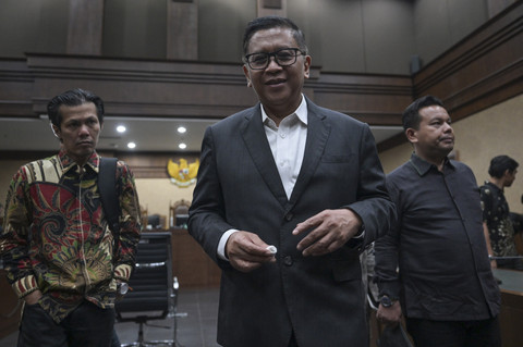 Terdakwa kasus dugaan suap pergantian antarwaktu (PAW) untuk anggota DPR Harun Masiku dan perintangan penyidikan, Hasto Kristiyanto menyimak keterangan jaksa dalam sidang pembacaan tuntutan di Pengadilan Tipikor, Jakarta, Kamis (3/7/2025). Foto: Bayu Pratama S/ANTARA FOTO