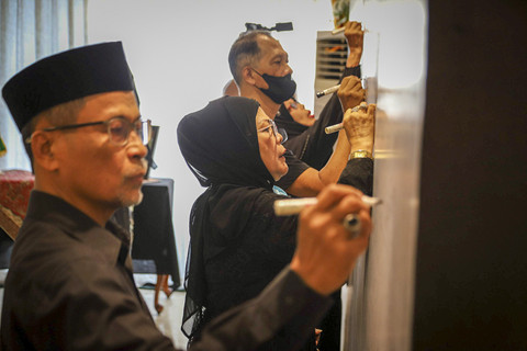 Warga mengisi petisi dan tanda tangan mendukungan dalam acara mengenang para korban serangan Israel di Kediaman Duta Besar Iran untuk Indonesia Mohammad Boroujerdi di kawasan Menteng, Jakarta, Kamis (3/7/2025). Foto: Iqbal Firdaus/kumparan