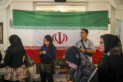 Warga hadiri acara mengenang para korban serangan Israel di Kediaman Duta Besar Iran untuk Indonesia Mohammad Boroujerdi di kawasan Menteng, Jakarta, Kamis (3/7/2025). Foto: Iqbal Firdaus/kumparan