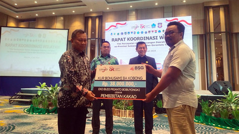 Penyerahan secara simbolis Kredit Usaha Rakyat (KUR) oleh Dirut Bank SulutGo kepada pelaku usaha.