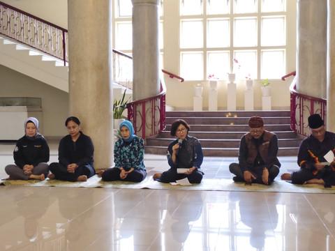 Mahasiswa hingga dosen berkumpul di Balairung UGM melaksanakan doa bersama untuk dua mahasiswa KKN yang meninggal dalam kecelakaan perahu di perairan Debut, Maluku Tenggara, Kamis (3/7/2025). Foto: Arfiansyah Panji Purnandaru/kumparan