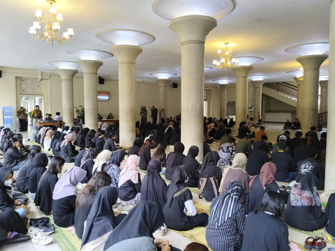 Mahasiswa hingga dosen berkumpul di Balairung UGM melaksanakan doa bersama untuk dua mahasiswa KKN yang meninggal dalam kecelakaan perahu di perairan Debut, Maluku Tenggara, Kamis (3/7/2025). Foto: Arfiansyah Panji Purnandaru/kumparan