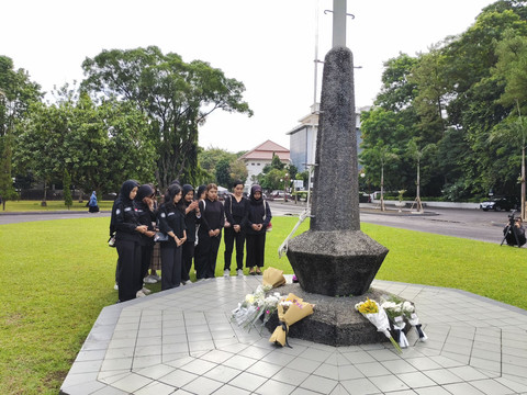 Mahasiswa hingga dosen berkumpul di Balairung UGM melaksanakan doa bersama untuk dua mahasiswa KKN yang meninggal dalam kecelakaan perahu di perairan Debut, Maluku Tenggara, Kamis (3/7/2025). Foto: Arfiansyah Panji Purnandaru/kumparan