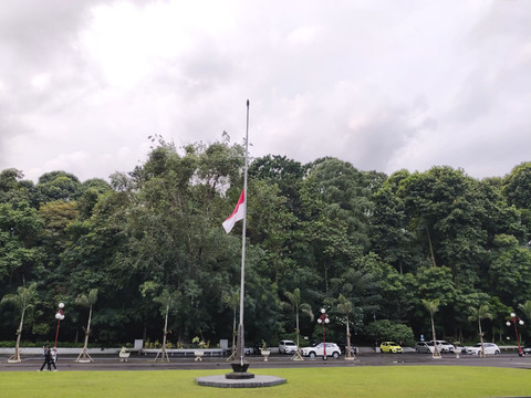 Mahasiswa hingga dosen berkumpul di Balairung UGM melaksanakan doa bersama untuk dua mahasiswa KKN yang meninggal dalam kecelakaan perahu di perairan Debut, Maluku Tenggara, Kamis (3/7/2025). Foto: Arfiansyah Panji Purnandaru/kumparan