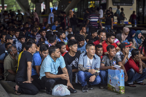 Ilustrasi pekerja migran. Foto: Hafiz Johari/Shutterstock