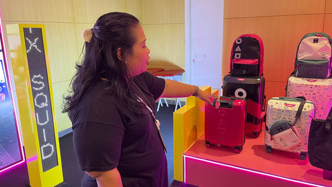 Senior Marketing Communications Manager, PT Samsonite Indonesia, Aldila Adininggar saat menjelaskan koleksi tas hingga koper American Tourister bertema serial Netflix Squid Game. Foto: Gitario Vista Inasis/kumparan