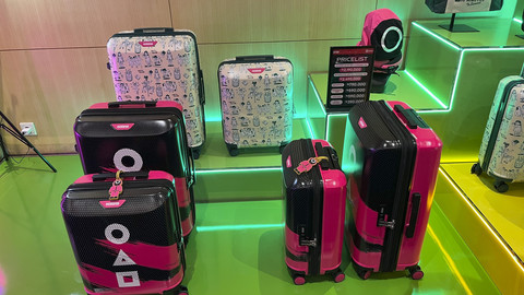 Koleksi tas hingga koper American Tourister bertema serial Netflix Squid Game. Foto: Gitario Vista Inasis/kumparan