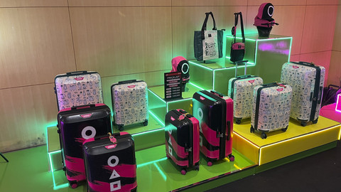 Koleksi tas hingga koper American Tourister bertema serial Netflix Squid Game. Foto: Gitario Vista Inasis/kumparan
