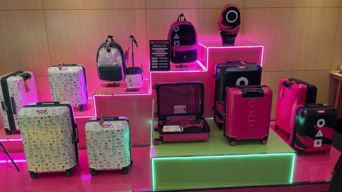 Koleksi tas hingga koper American Tourister bertema serial Netflix Squid Game. Foto: Gitario Vista Inasis/kumparan