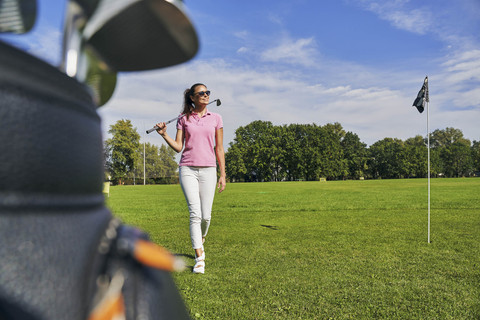 Ilustrasi Perempuan Main Golf. Foto: YAKOBCHUK VIACHESLAV/Shutterstock