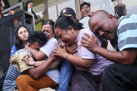 Korban selamat tenggelamnya KMP Tunu Pratama Jaya dipeluk keluarganya usai diserahkan oleh Tim SAR gabungan di Pelabuhan Ketapang, Banyuwangi, Jawa Timur, Kamis (3/7/2025). Foto: Budi Candra Setya/ANTARA FOTO