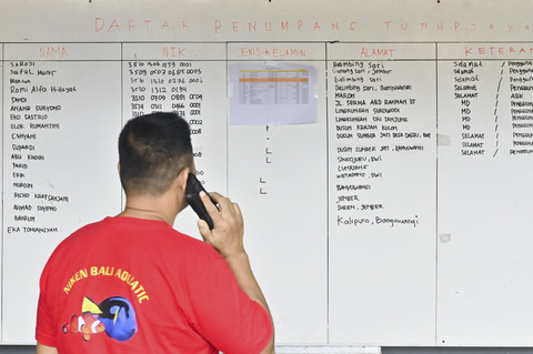 Daftar korban tenggelamnya KMP Tunu Pratama Jaya di Pelabuhan Gilimanuk, Jembrana, Bali, Kamis (3/7/2025). Foto: Fikri Yusuf/ANTARA FOTO