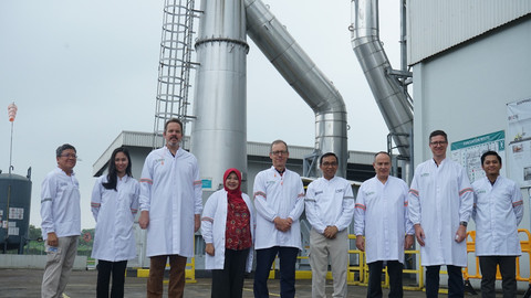 Sufintri Rahayu dalam menyambut kunjungan duta besar Swiss ke Boiler Biomassa Pabrik Karawang. Foto: Dok Pribadi