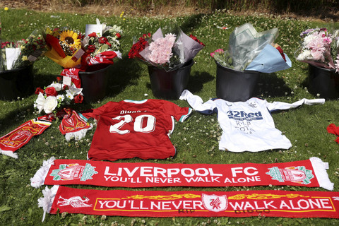 Bunga dan penghormatan ditinggalkan di luar Stadion Anfield Liverpool setelah pemain sepak bola asal Portugal, Diogo Jota, meninggal dalam kecelakaan mobil di dekat Zamora, Spanyol, di Liverpool, Inggris, Kamis (3/7/2025). Foto: Temilade Adelaja/REUTERS