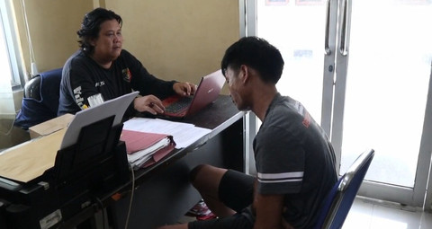 Pria asal Kota Prabumulih, Sandra Saputra (28) menyerahkan diri usai menebas leher istrinya/ist.